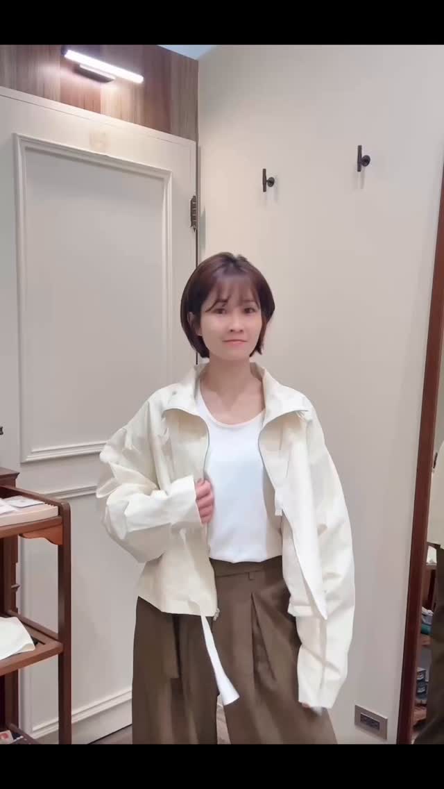 新的一季又開始啦！好久沒更新影片和大家分享穿搭！今天來一個🫶🫶

🎬今日影片穿搭🎬

🤎素色領口滾邊白T 
🤍春款粉嫩鵝黃素造型外套
🤎巧克力慕斯打褶長褲 單一尺寸 
🤍可可咖啡手工真皮包
🤎優雅兩用針織罩衫 
🤍細肩含bra長洋裝
🤎異材質拼接紗領口短T 
🤍寬版側口袋牛仔褲
🤎優雅質感線條小香風外套

🔘價格:請私訊
🔘詳細詢問請➕官方(line)@317coayc

#高雄服飾店 
#正韓 
#選物店 
#女裝 
#穿搭 

營業時間15:30-20:30