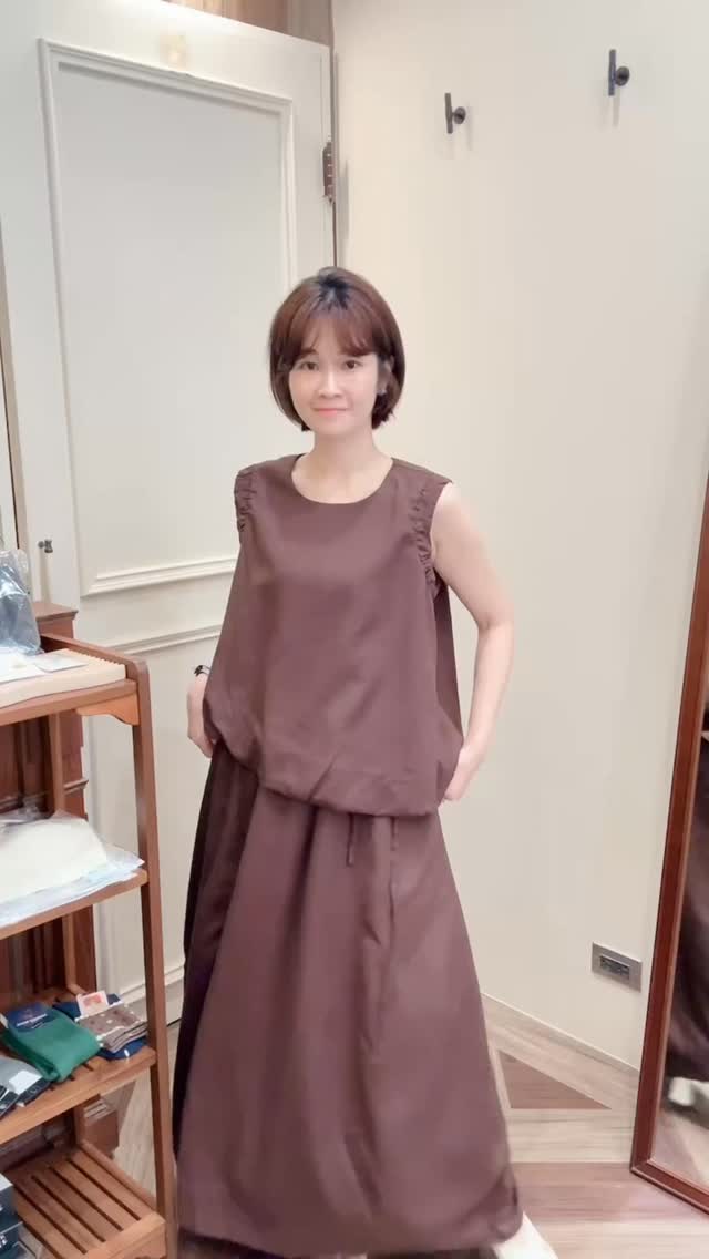 今日組合
❣️棉麻烏木色飄逸感套裝
❣️假兩件異材質拼接下擺拼天絲長洋
❣️雪紡飄逸感淺杏長洋
❣️條紋短版針織背心上衣+褶皺感香檳金不規則裙

新品上市❤️❤️

🔜每週上新

喜歡從不需要複雜的理由⋯
今日份上新，未簡單的熱愛買單❣️

🔘價格:請私訊
🔘詳細詢問請➕官方(line)@317coayc

#穿搭
#日韓服飾 
#選品 
#女裝 
#高雄服飾店 

營業時間15:30-20:30